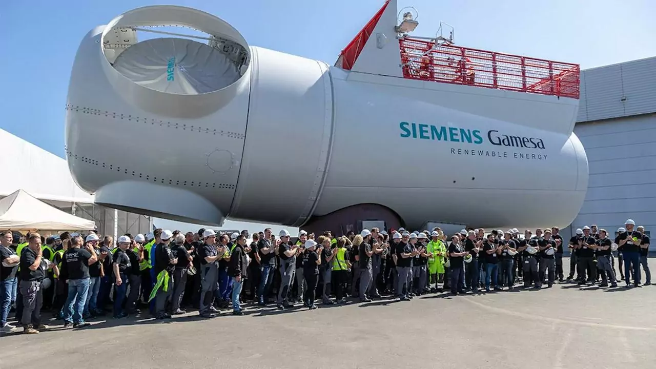Siemens Energy perde um terço do valor de mercado após problemas em turbinas eólicas. Na imagem: Parte de turbina eólica da Siemens Gamesa com trabalhadores da empresa à frente (Foto: Divulgação)