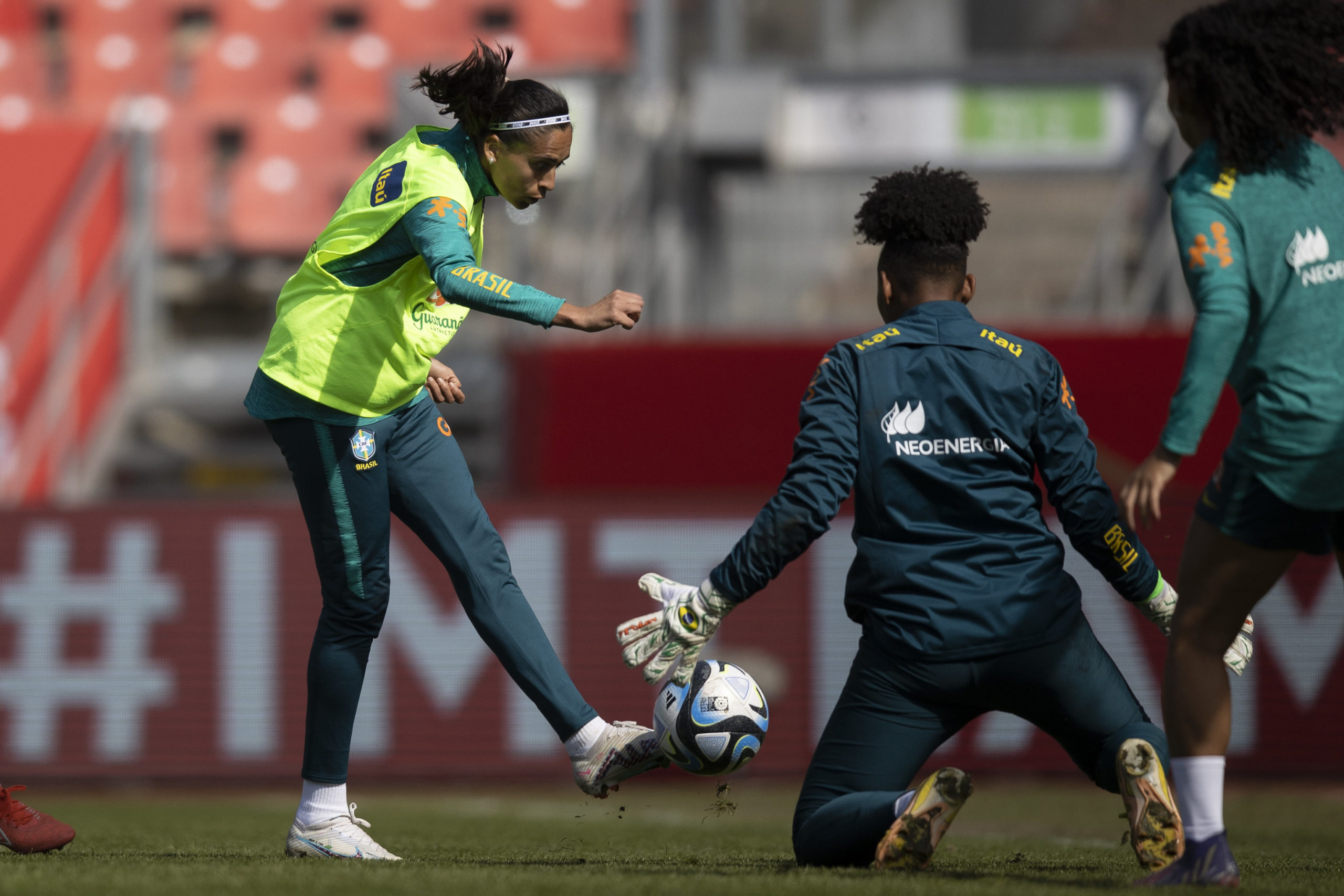 Em meio a treinos, seleção feminina faz foto oficial da Copa do Mundo