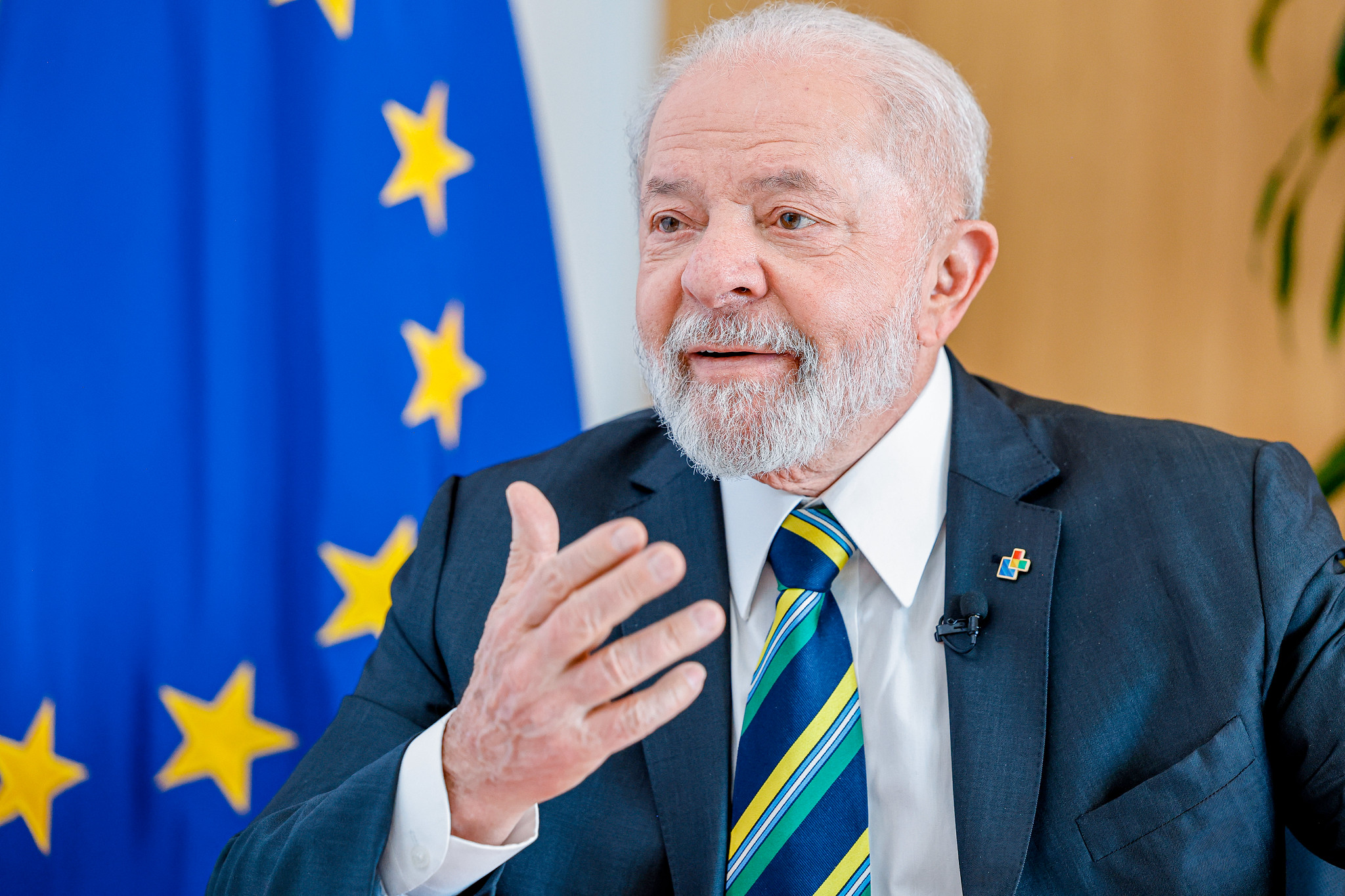 Transição energética será independência verdadeira do Brasil, diz Lula. Na imagem: Presidente Lula (PT) durante programa "Conversa com o Presidente", durante a 3ª Cúpula Celac-UE, em Bruxelas, na Bélgica, em 18/7/23 (Foto: Ricardo Stuckert/PR)