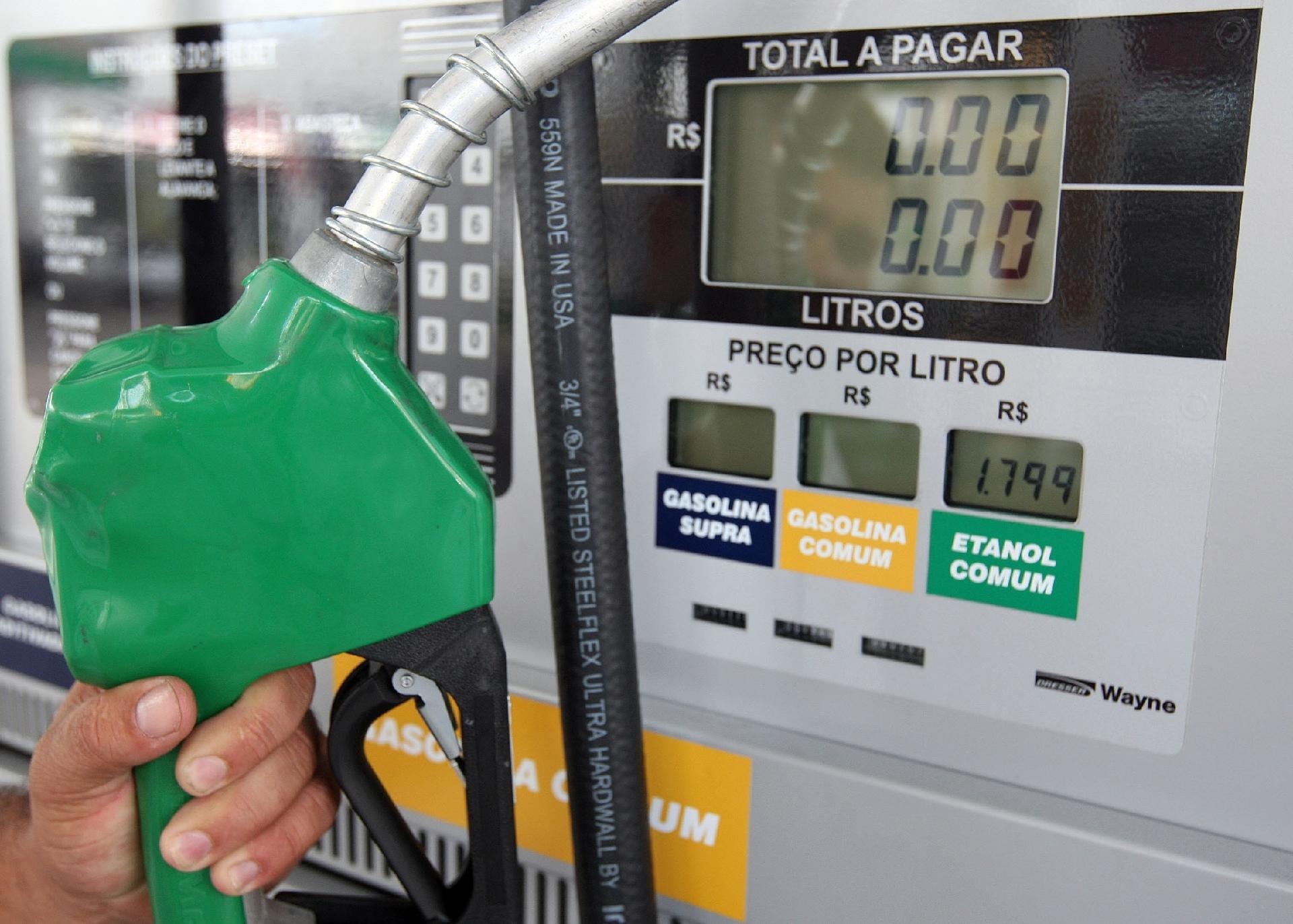 Quais países têm a gasolina mais barata do mundo? Brasil perde 6 posições em ranking. Na imagem: Bomba de abastecimento em posto de combustíveis da Petrobras (Foto: Divulgação)