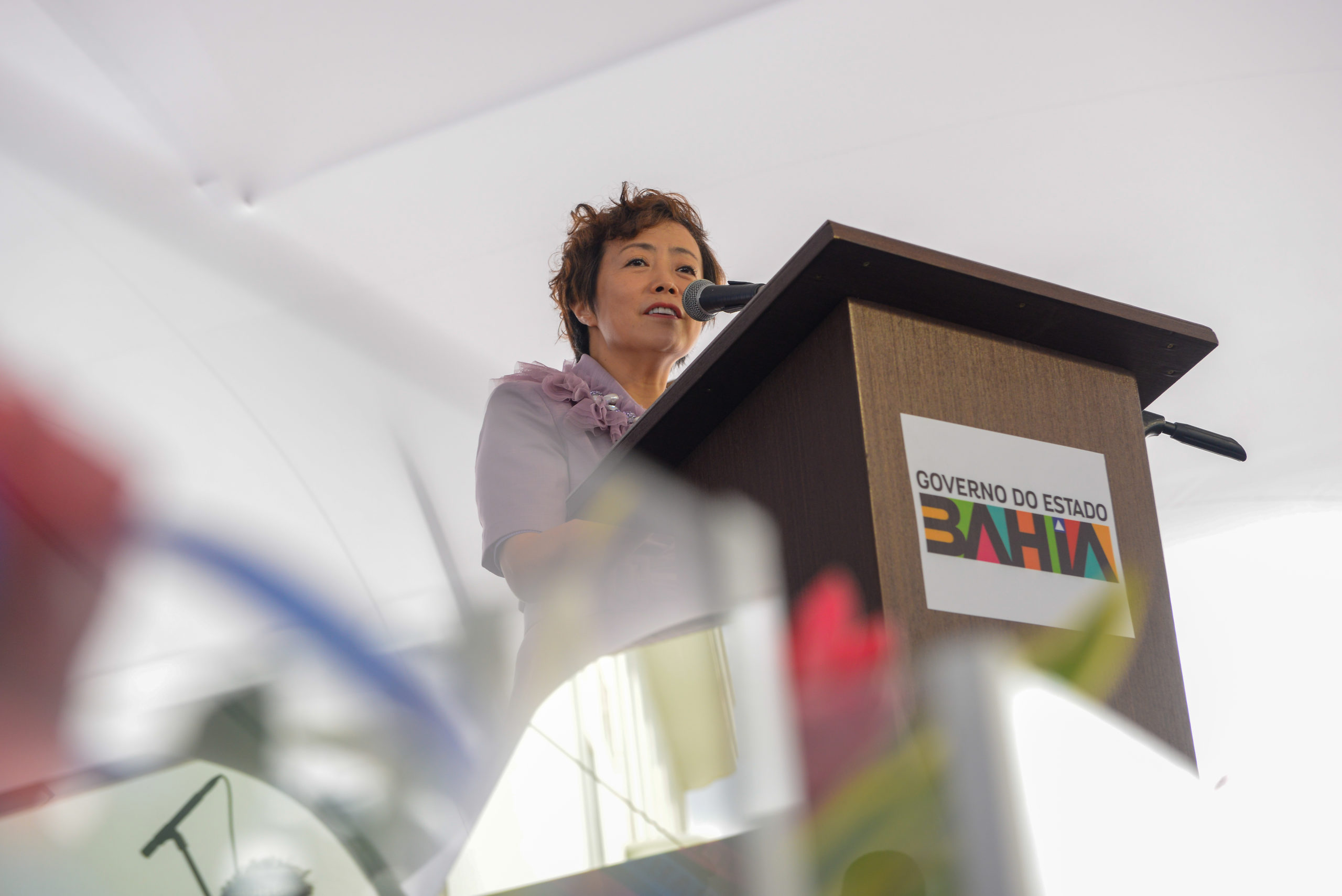 BYD investirá R$ 3 bilhões em fábricas para produção de veículos elétricos na Bahia. Na imagem: Stella Li, CEO da BYD Américas, participa de cerimônia de lançamento do complexo fabril de eletromobilidade da BYD em Camaçari, na Bahia (Foto: Divulgação)