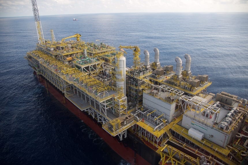 Na imagem: Navio plataforma para prospecção de petróleo em alto mar. FPSO Cidade de Itaguaí em operação no campo de Tupi (ex-Lula), pré-sal da Bacia de Santos (Foto: Stéferson Faria/Agência Petrobras)