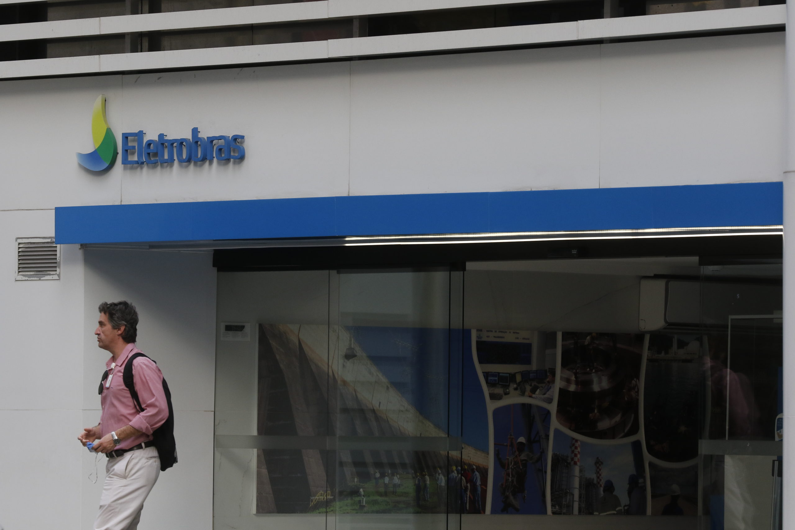 Eletrobras vai pagar R$ 1,2 bilhão à Petrobras para encerrar processo judicial relativo à correção monetária de empréstimos compulsórios; entenda. Na imagem: Homem parado em frente à fachada do edifício sede da Eletrobras, no centro do Rio de Janeiro (Foto: Fernando Frazão/Agência Brasil)