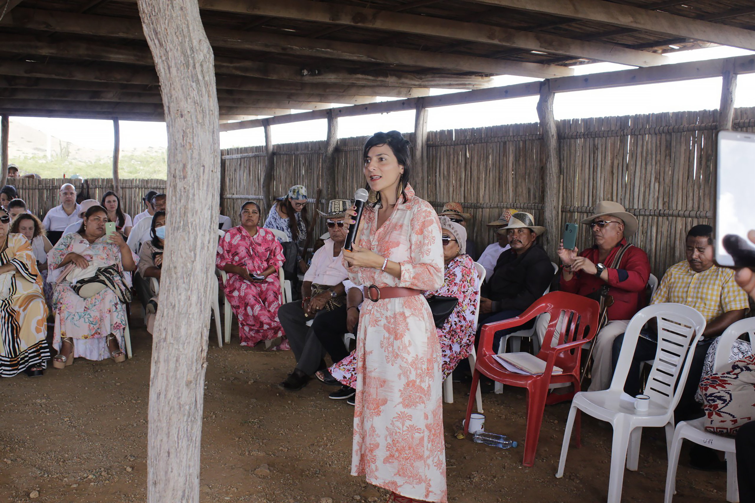 Ministra de Minas e Energia da Colômbia, Irene Vélez, discute projetos de energia renovável com comunidades indígenas Wayuu no departamento de La Guajira, norte do país (Imagem: Ministério de Minas e Energia da Colômbia)