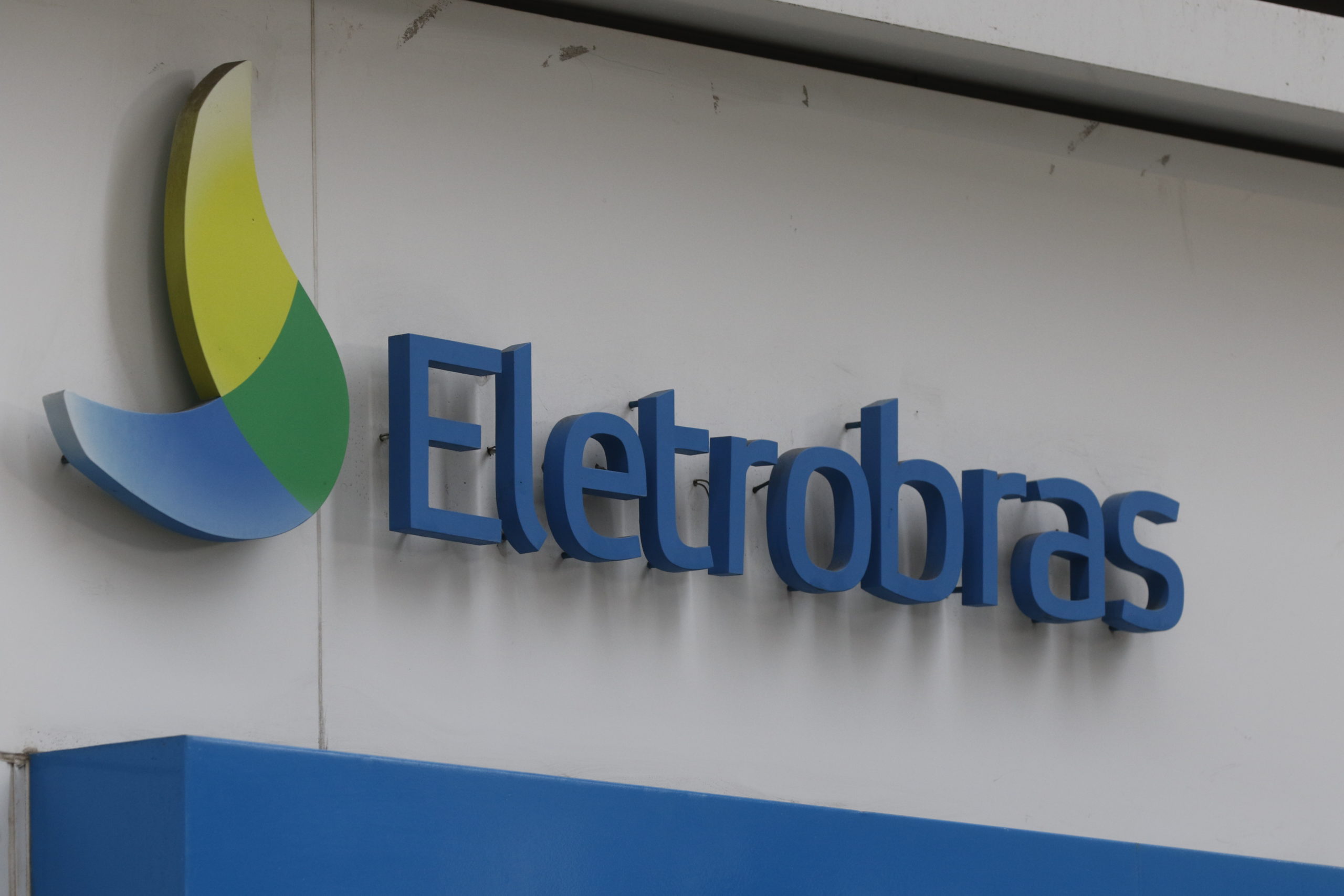Eletrobras planeja investir até R$ 80 bilhões em 5 anos; veja detalhes. Na imagem: Logotipo da Eletrobras na fachada do edifício sede, no centro do Rio de Janeiro (Foto: Fernando Frazão/Agência Brasil)