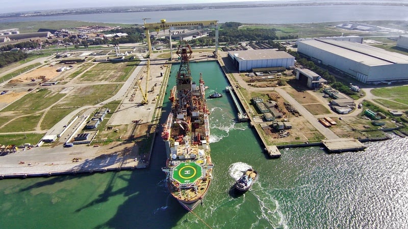 Será possível revitalizar novamente a construção naval no Brasil? Na imagem: Navio-sonda ODN I, contratada pela Petrobras, no Estaleiro Rio Grande, da Ecovix, onde passa por reparos e manutenção (Foto: Matheus Vieira/Divulgação)