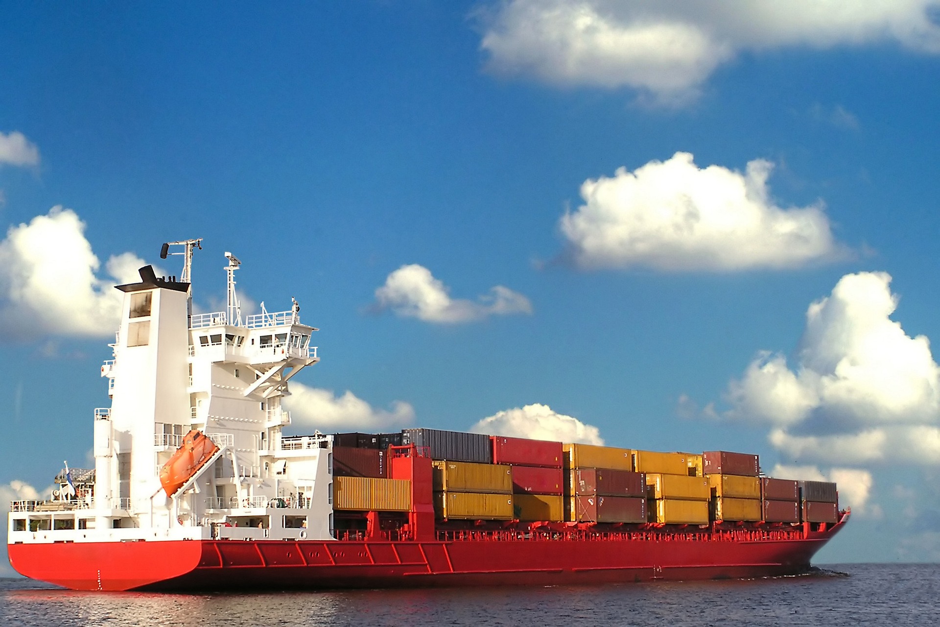 WasteFuel recebe US$ 10 milhões da bp para produção de biometanol. Na imagem: Navio cargueiro transporta containers (Foto: Hector Galarza/Pixabay)