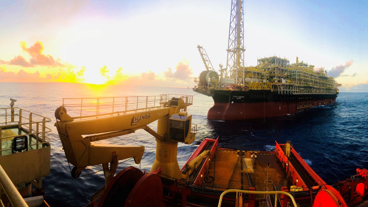 Alerta sobre subinvestimento e escassez de petróleo no mundo é exagerado, diz Rystad. Na imagem: Navio-plataforma FPSO Carioca no campo de Sépia (Foto: Divulgação)