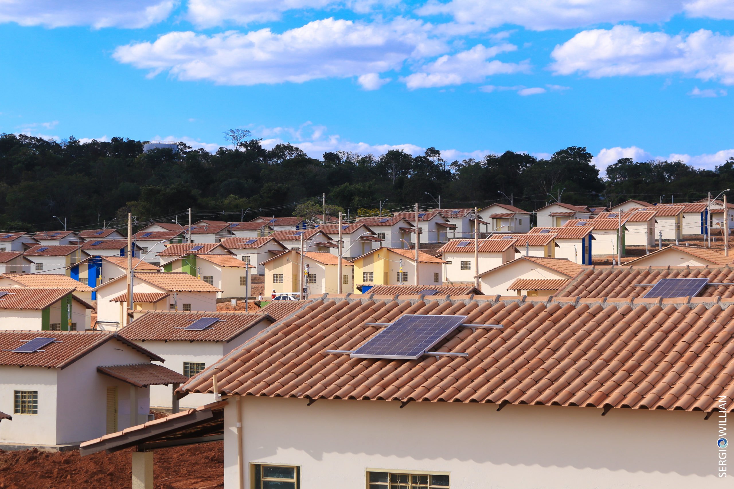 Entenda o que está em jogo na nova lei que prevê painéis solares no Minha Casa Minha Vida. Na imagem: Painéis solares instalados sobre telhados em conjunto habitacional do MCMV (Foto: Willian Agehab/Governo de Goiás)