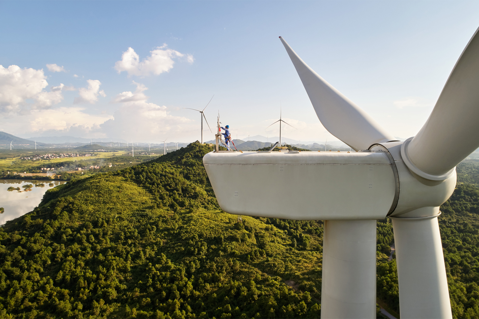 Investimentos globais da China em energia renovável avançam. Na imagem: Trabalhador realiza inspeção no alto de turbina eólica gigante no parque eólico Concord Jing Tang (48 MW), no Condado de Dao em Hunan, na China, desenvolvido pelo Concord New Energy Group (Foto: Divulgação)