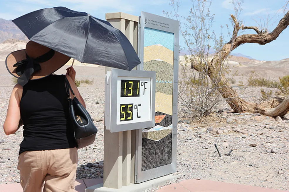 Ondas de calor e chuvas extremas evidenciam urgência de mais ações climáticas, alerta OMM, agência da ONU. Na imagem: Turista no Vale da Morte, deserto no leste da Califórnia (EUA), ao lado de registro de 55°C (Foto: Death Valley NP/Twitter)