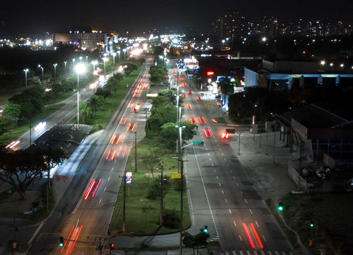Grupo Energisa abre chamada para projetos de eficiência energética. Na imagem: Vista de iluminação pública em grande avenida na cidade do Rio (Foto: Divulgação Light Sesa)