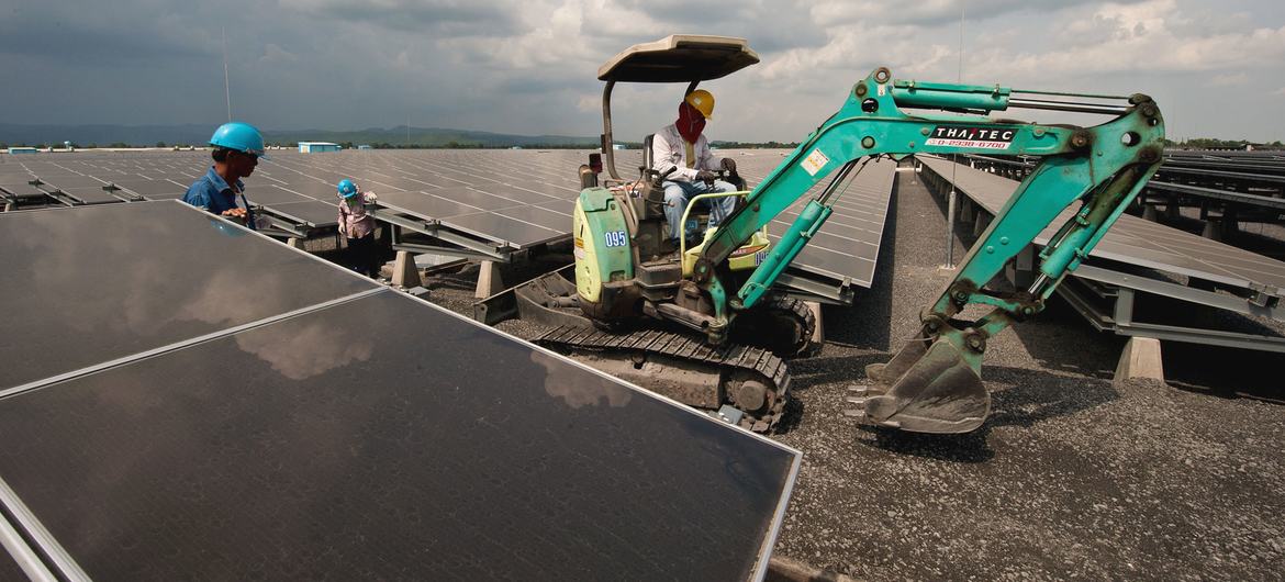 Faltam US$ 2 trilhões para transição energética de países emergentes. Na imagem: Fazenda solar Lopburi, na Tailância. País tenta atrair investimentos para gerar energia a partir de fontes renováveis (Foto: ADB)