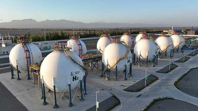 Sinopec inaugura maior projeto de hidrogênio verde do mundo na China. Na imagem: Tanques de armazenamento de hidrogênio, esféricos, do projeto Green Hydrogen Pilot Project, da Sinopec na China, a maior planta de H2V do mundo (Foto: Divulgação)