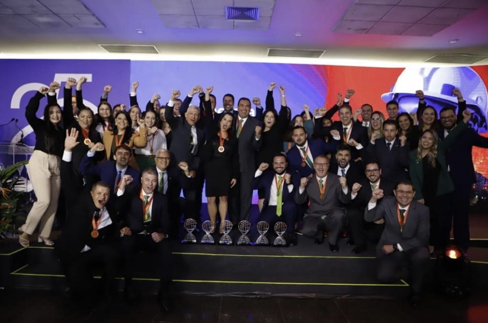 Equipe da Neoenergia comemora vitória no Prêmio Abradee 2023 – Foto: Divulgação Neoenergia
