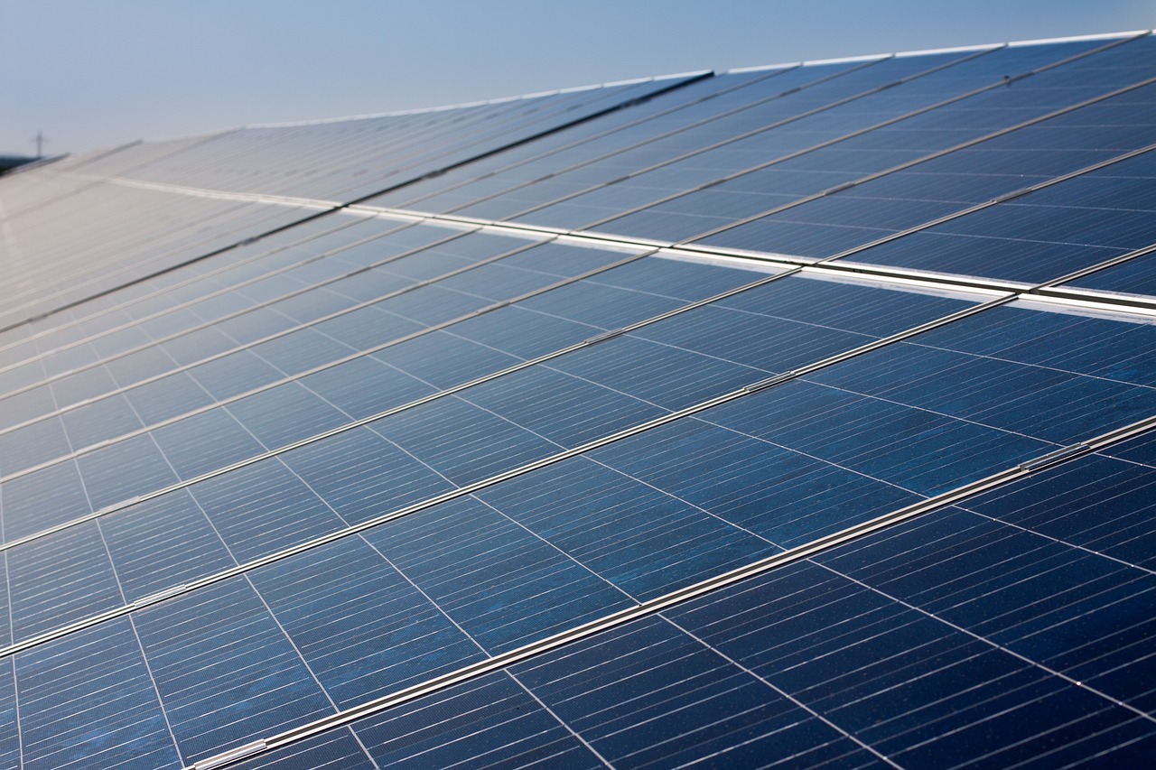 Veja lista das vencedoras no leilão de energia renovável realizado na Argentina. Na imagem: Painéis solares fotovoltaicos sobre extensa superfície (Foto: Andreas Troll/Pixabay)