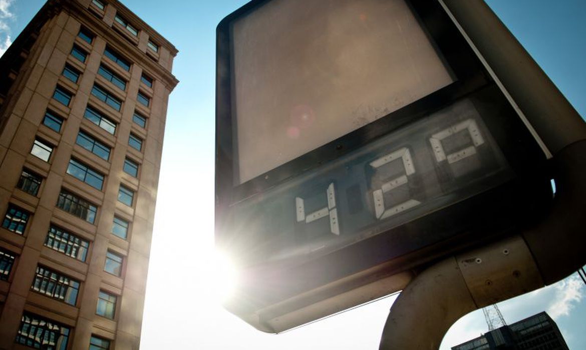 Julho de 2023 pode ser considerado o mês mais quente da história. Na imagem: Termômetro de rua registra 42ºC devido a onda de calor, cada vez mais intensas e frequentes (Foto: Marcelo Camargo/Agência Brasil)