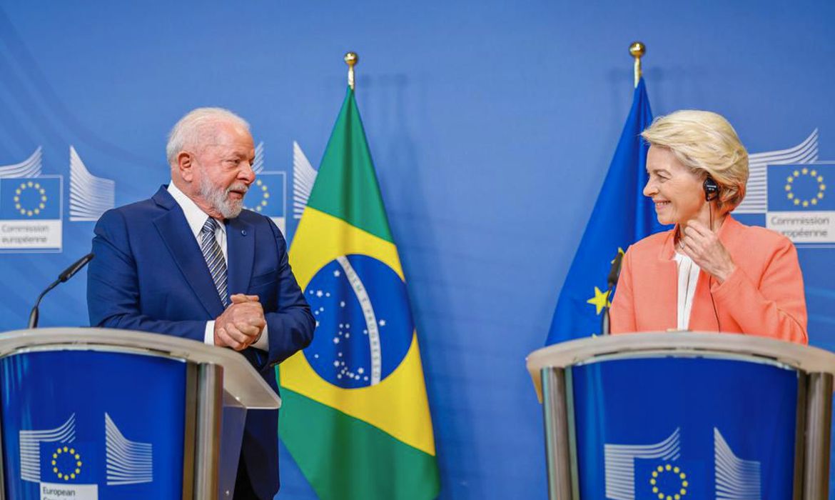 Novo PAC dará prioridade a energia renovável, diz Lula. Na imagem: Lula (PT), à esquerda, e Ursula von der Leyen, Presidente da Comissão Europeia, à direita, durante sessão de abertura do fórum empresarial União Europeia-América Latina, em Bruxelas, na Bélgica (Foto: Ricardo Stuckert/PR)