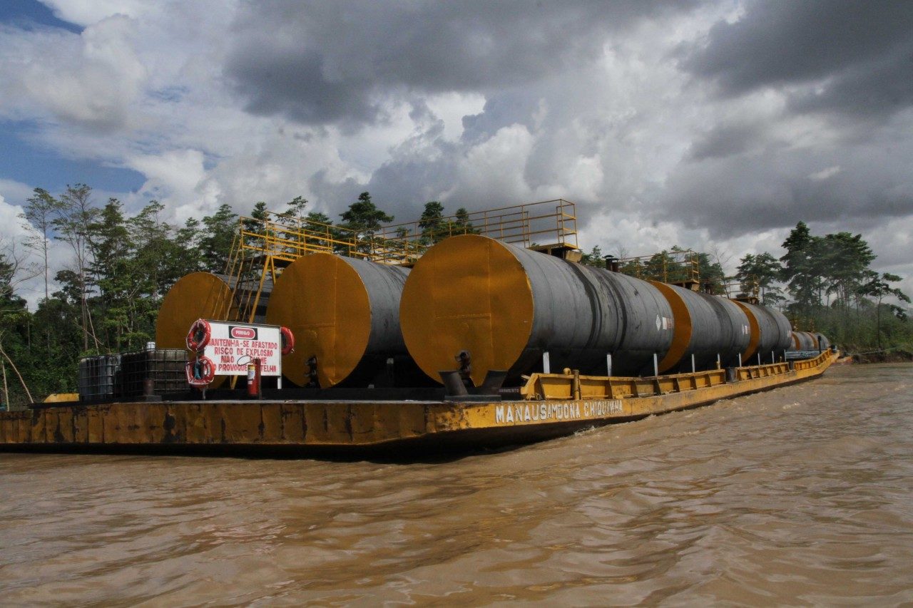 Empresas recorrem a escolta armada privada para conter roubo de combustíveis na Amazônia. Na imagem: Balsa transporta combustíveis no rio Madeira, um dos principais afluentes do rio Amazonas (Foto: Esio Mendes/Governo de RO)