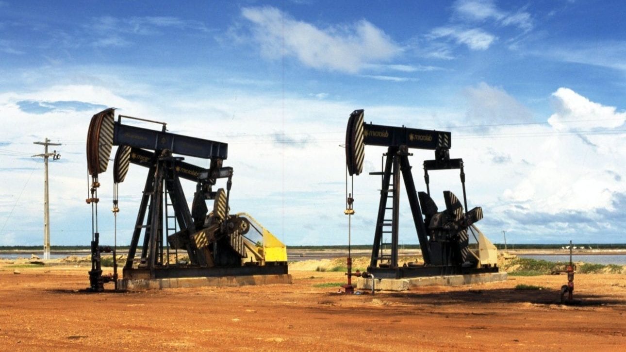 Azevedo & Travassos planeja compra da Petroil, para voltar à produção de petróleo e gás em terra. Na imagem: Cavalo-de-Pau extraindo petróleo em campo terrestre de unidade de produção da Petrobras no Nordeste (Foto Divulgação)