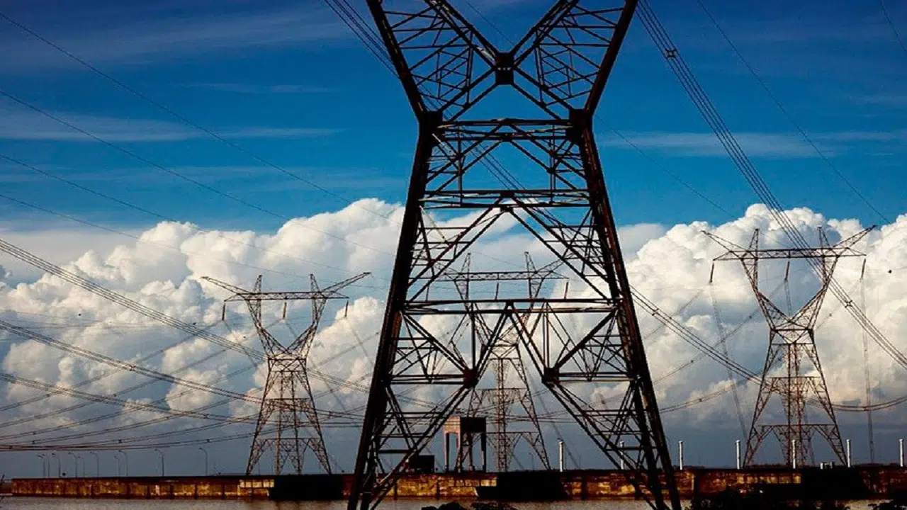 Leilão de transmissão de energia, marcado para março de 2024, prevê R$ 20,5 bilhões de investimentos. Na imagem: Central elétrica com grandes torres e linhas de transmissão de energia de alta tensão; ao fundo, densas nuvens brancas, na parte de baixo, e céu azul acima (Foto: Agência Senado)