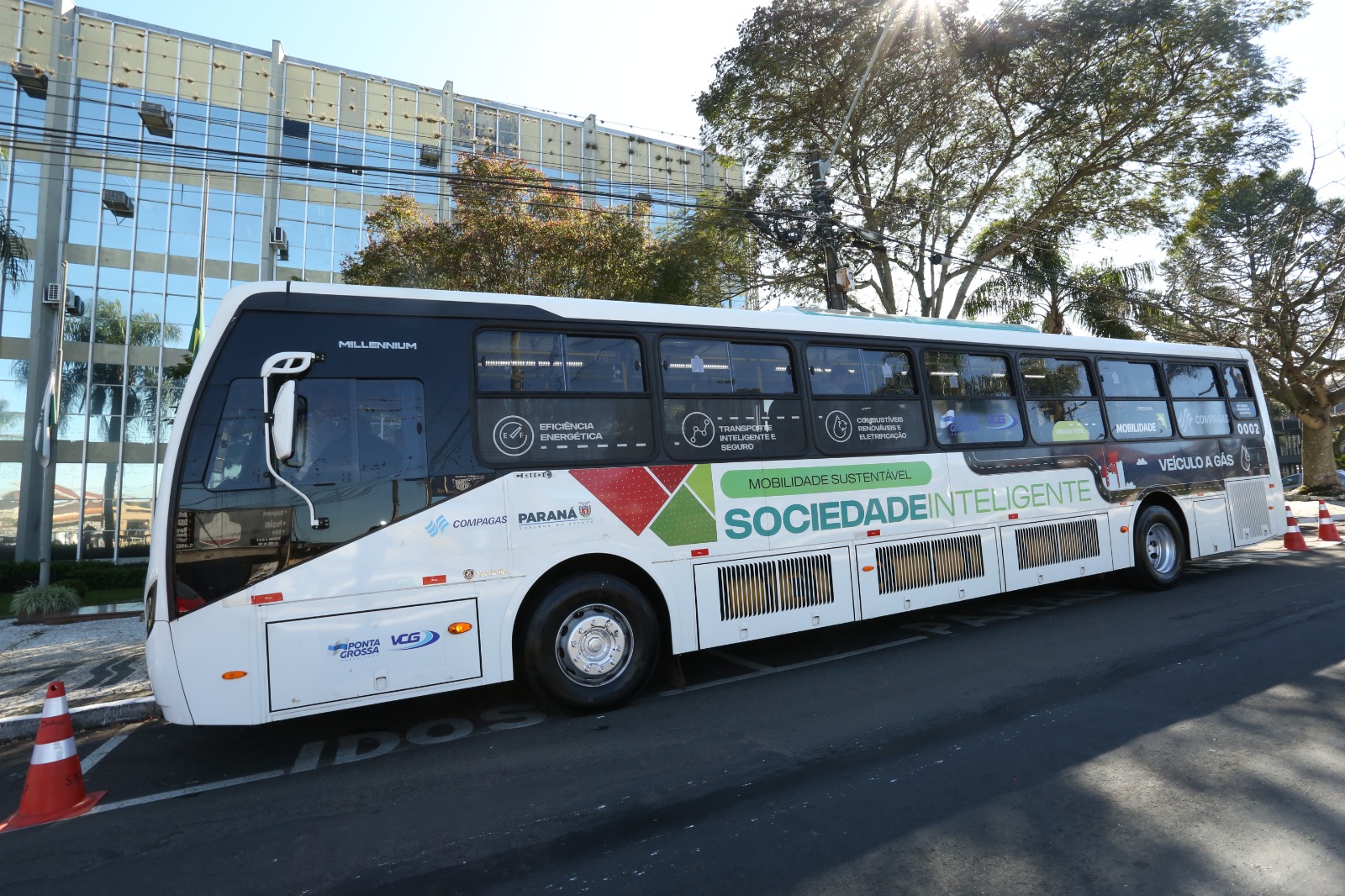 Ônibus a GNV (e biometano) para transporte urbano, modelo padron K 280 fabricado pela Scania, circula para testes em Ponta Grossa, no Paraná (Foto: Prefeitura de Ponta Grossa/PR)