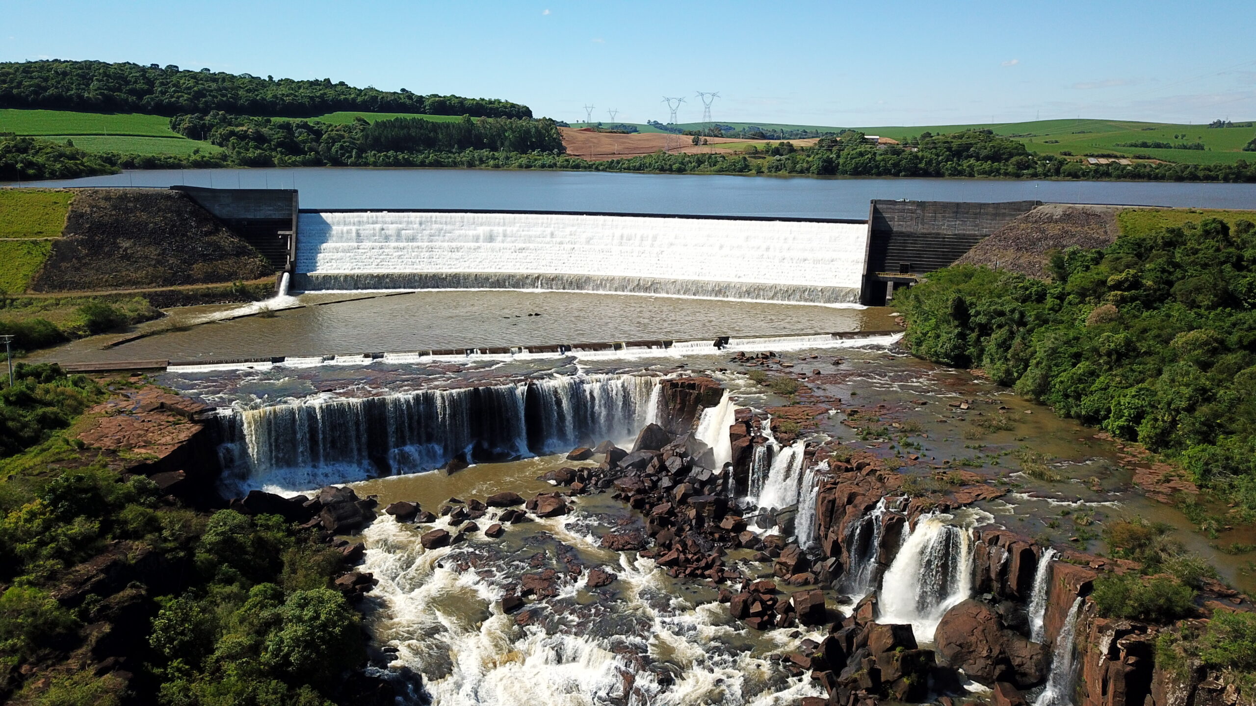 Energias da Amazônia: finalmente um programa auspicioso para descarbonizar região amazônica. Na imagem: PCH Ludesa (30MW), da CPFL Renováveis, em operação desde 2007, localizada junto ao rio Chapecó, no oeste de Santa Catarina (Foto: Divulgação Terra Ambiental)