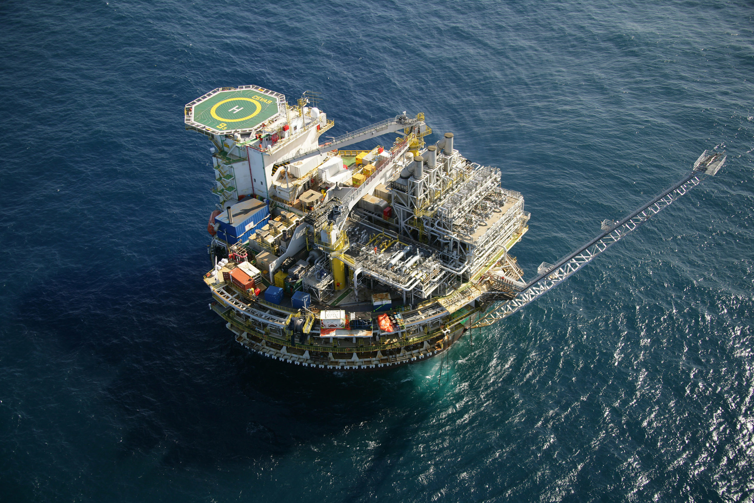 Flexibilização das sanções pode dar nova chance para a indústria do petróleo na Venezuela. Na imagem: Vista aérea de plataforma de exploração offshore da Petrobras, a 68 km de Aracaju, em Sergipe (Foto: Fotos Públicas)
