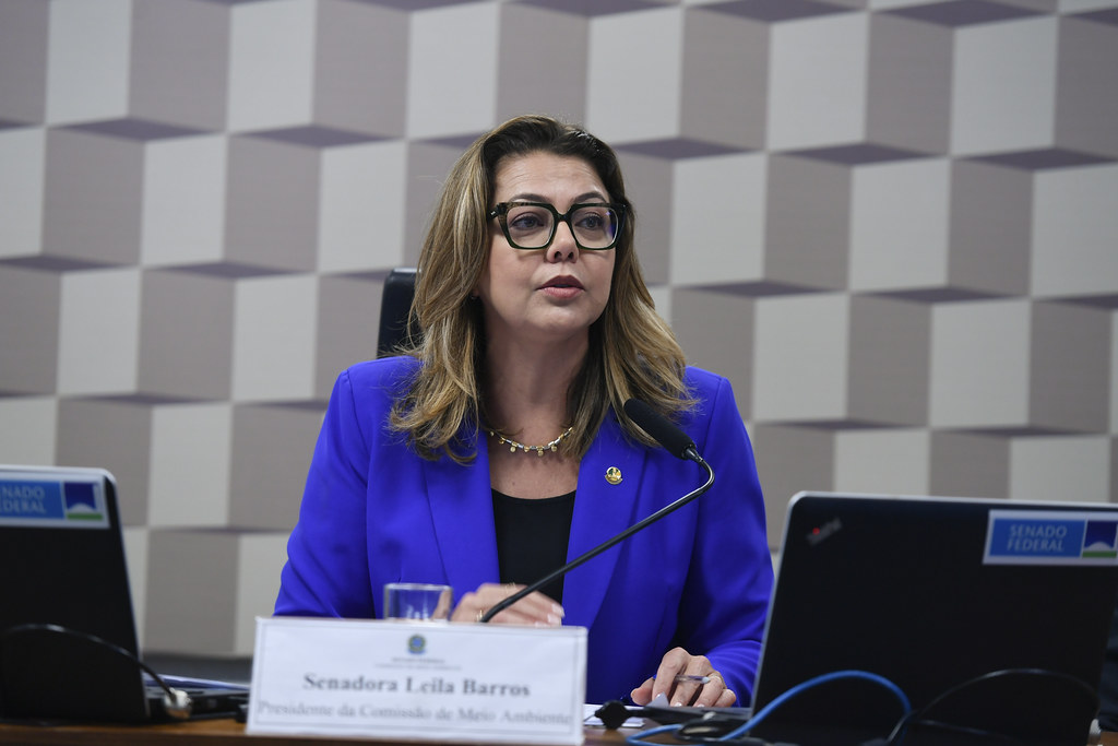 Leila Barros (PDT/DF) apresenta relatório do projeto de criação do mercado brasileiro de carbono, o PL 412/2022. Na imagem: Presidente da CMA (Comissão de Meio Ambiente), senadora Leila Barros, do PDT/DF (Foto: Edilson Rodrigues/Agência Senado)