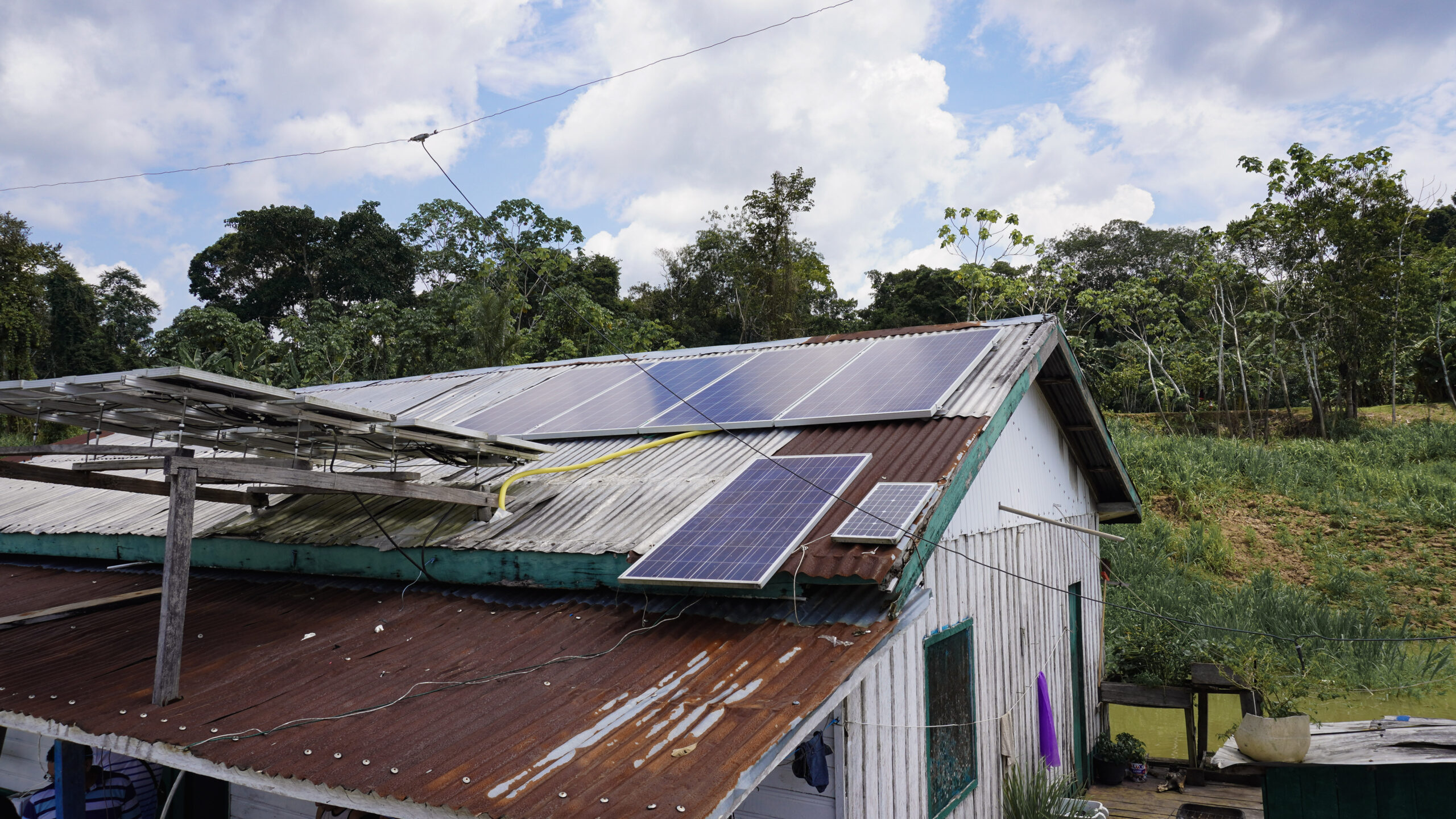 Projetos para a descarbonização da Amazônia vão de biodiesel a solar. Na imagem: Projeto ‘Sempre Luz’, parceria entre a Fundação Amazônia Sustentável (FAS) e a empresa Unicoba da Amazônia, para levar energia solar fotovoltaica a comunidades ribeirinhas e indígenas do Amazonas (Foto: Divulgação FAS) 