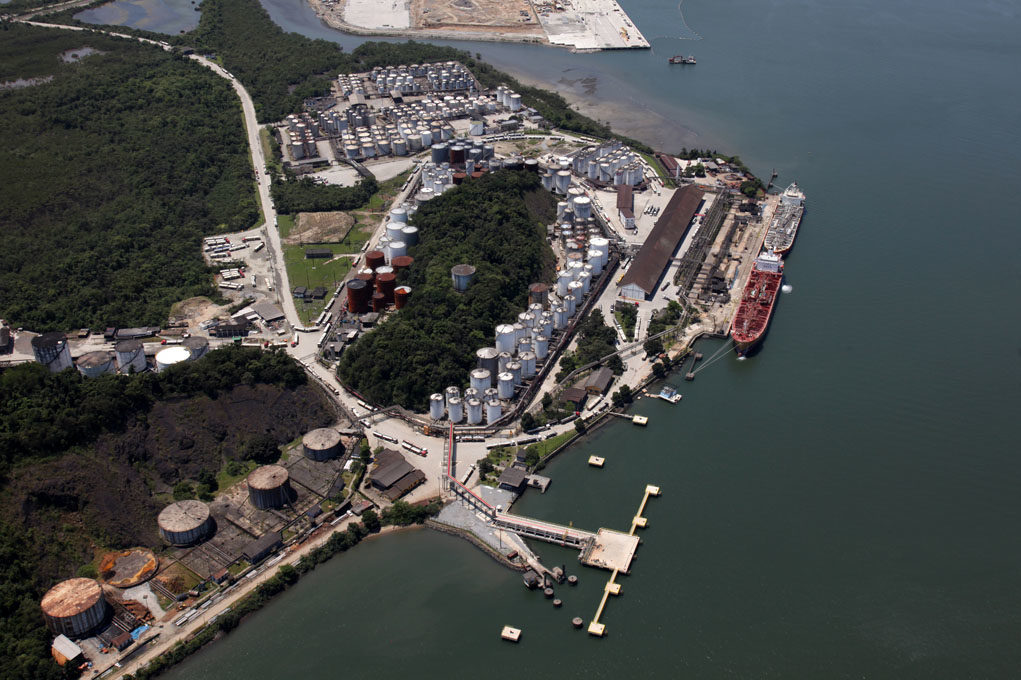 Petróleo em alta: Brent atinge máxima desde o final de abril pela terceira sessão consecutiva. Na imagem: Vista aérea do terminal de líquidos no Porto de Santos (Foto: CNT)