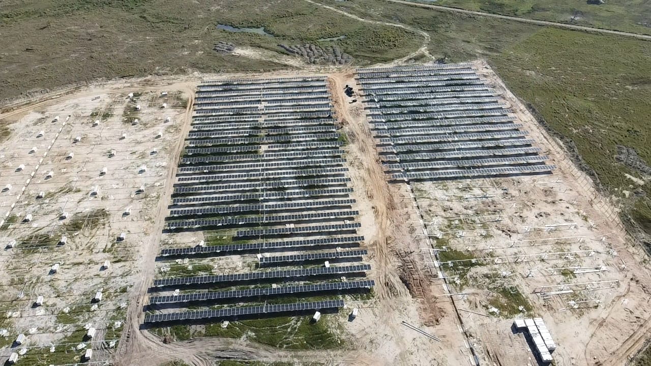 Rio+Saneamento, concessionária do grupo Águas do Brasil, contrata usinas solares e energia de biomassa para descarbonizar operações. Na imagem: Vista de fileiras de módulos fotovoltaicos em usina solar, em construção no município de Seropédica (RJ), contratada pela Rio+Saneamento (Foto: Divulgação)