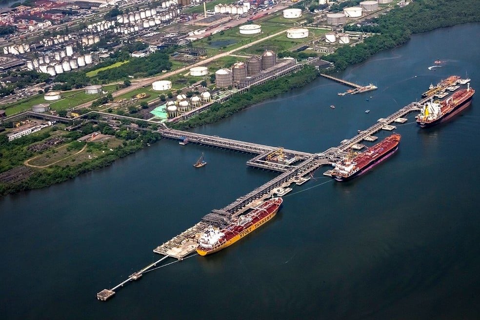 Brasil deve bater novo recorde na importação de combustíveis russos em agosto de 2023, um aumento de 25% ante julho. Na imagem: Vista aérea de três embarcações em terminal de Derivados de Alemoa, da Petrobras, no Porto de Santos (Foto: Divulgação)