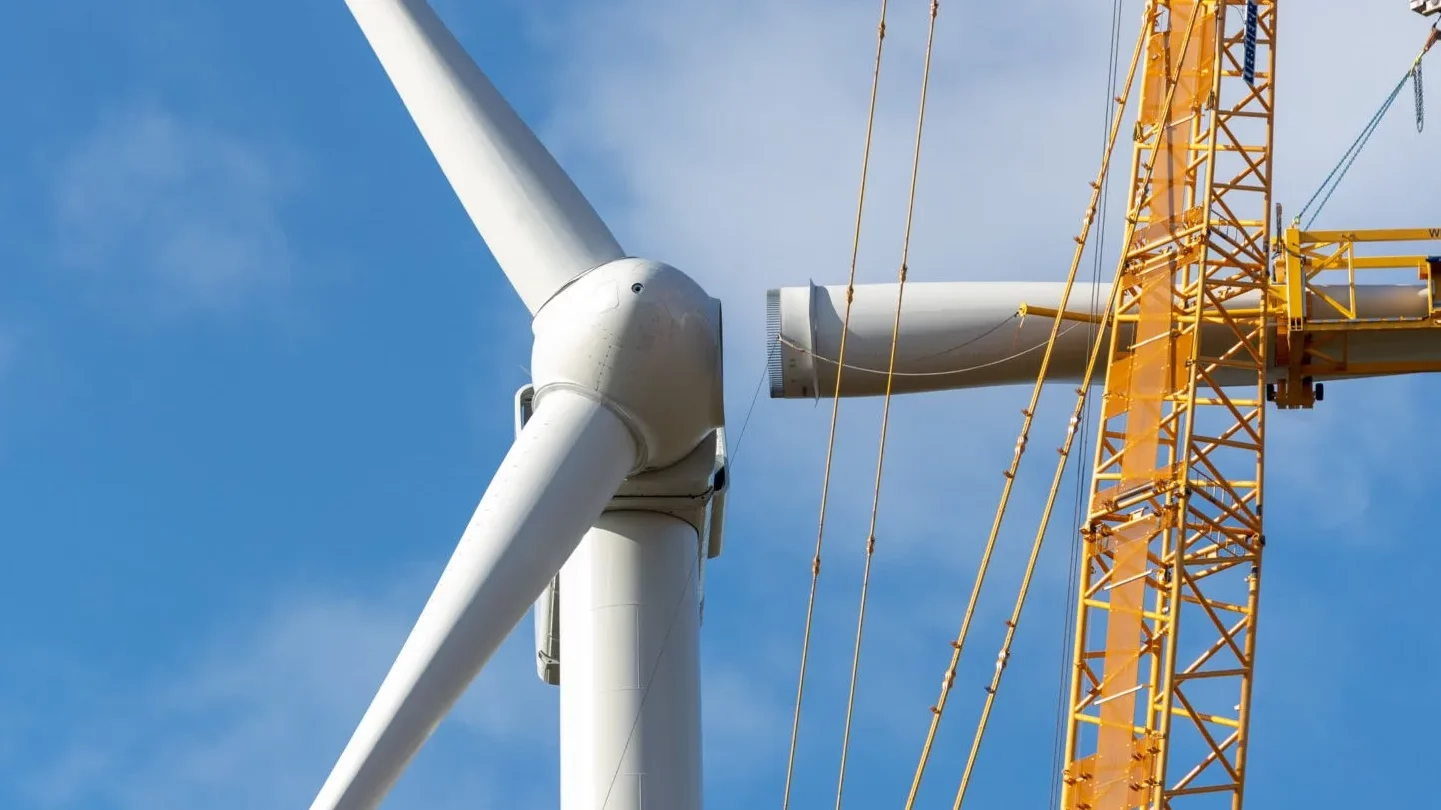 Fabricante dinamarquesa de turbinas eólicas Vestas fecha acordo para manutenção de componentes eólicos 100% no Brasil. Na imagem: Montagem das pás eólicas em aerogerador de grande porte (Foto: Divulgação OX2)