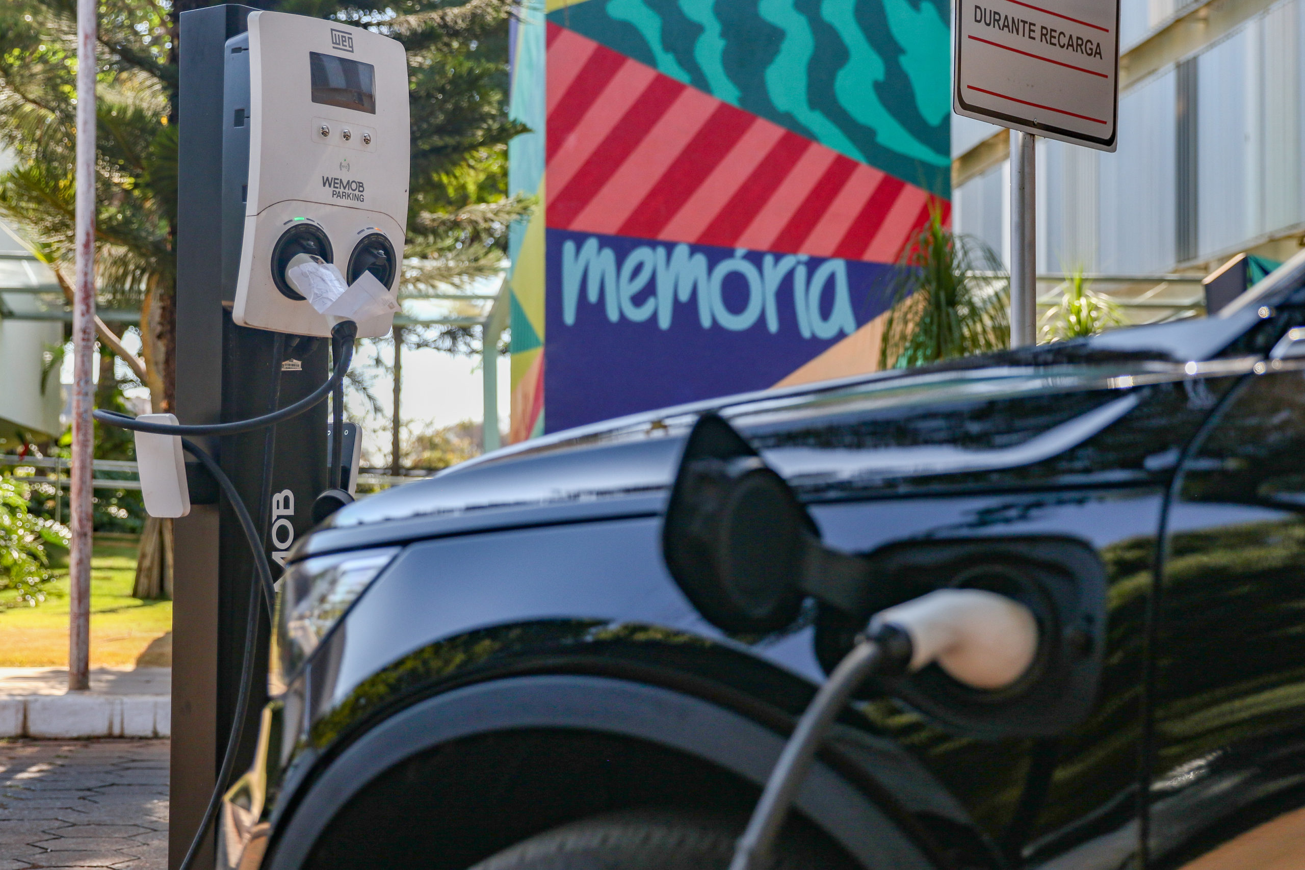 O poder dos carros híbridos – parte 3, o custo do CO2 evitado. Na imagem: Carro elétrico sendo carregado em ponto recarga em Brasília (DF), em 22/08/2023 (Foto: José Cruz/Agência Brasil)