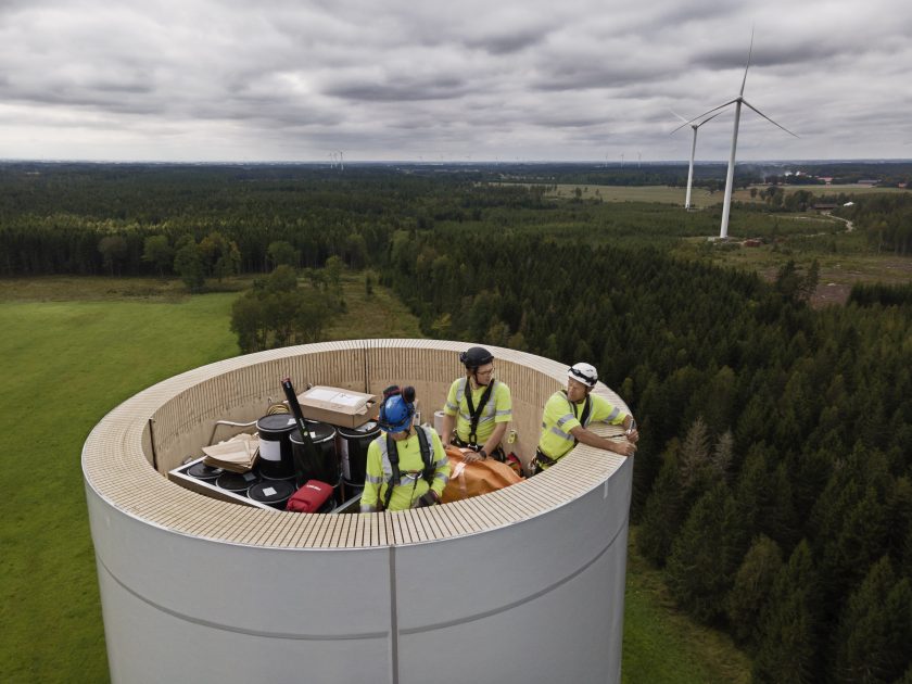 Torre da turbina eólica de madeira Wind of Change, de 105 metros (a mais alta do gênero), está sendo construída na Suécia pela Modvion (Foto: Paul Wennerholm)