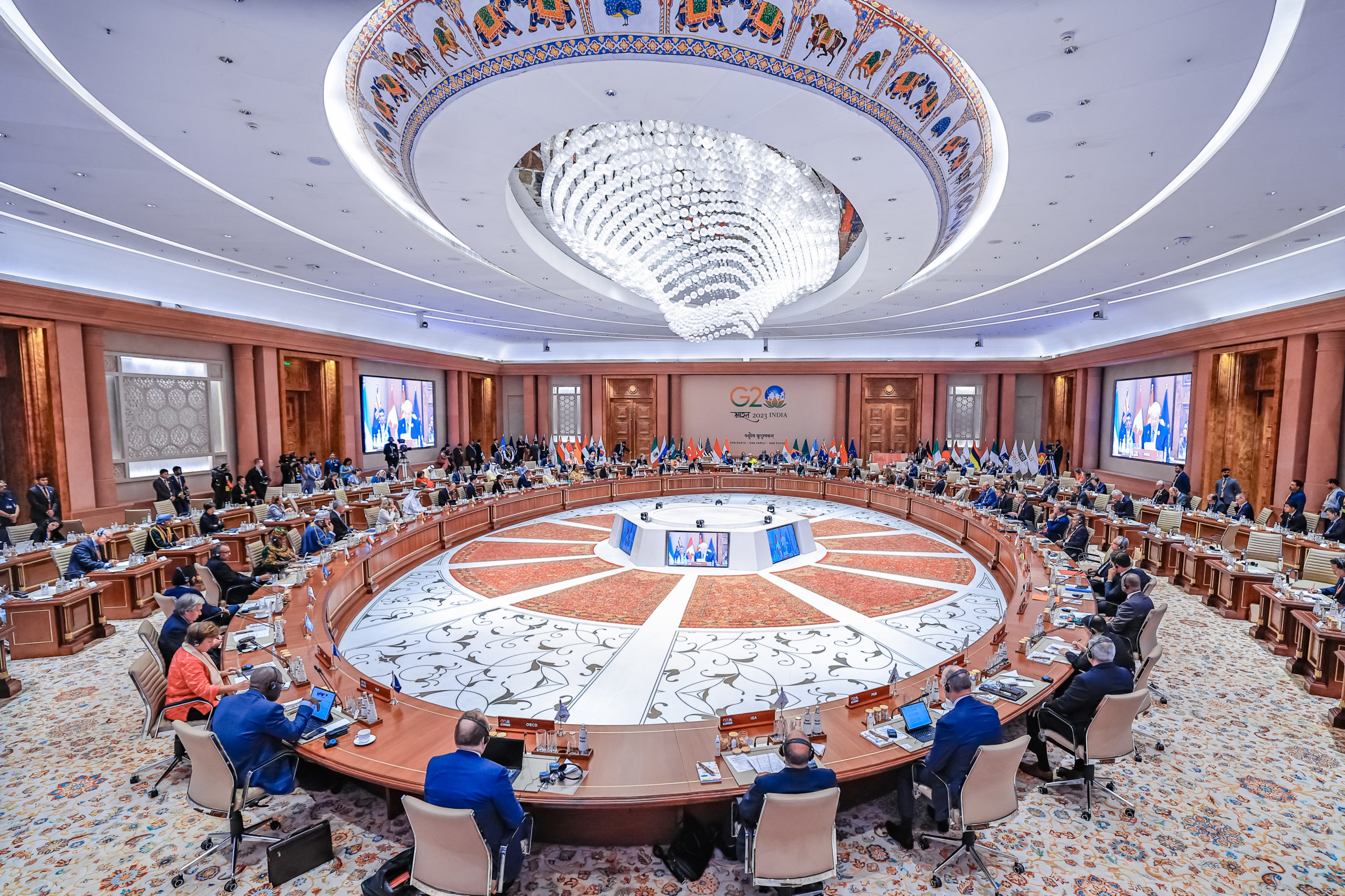 G20 segue sem acordo para combustíveis fósseis e distante Acordo de Paris. Na imagem: Grande mesa circular de madeira com chefes de estado globais, assentados ao redor, durante a Cúpula do G20 – Sessão III: “Um Futuro”, em Nova Delhi, na Índia (Foto: Ricardo Stuckert/PR)