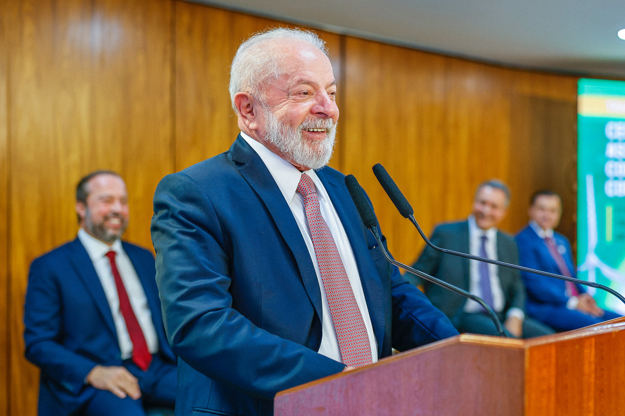 Brasil pode se tornar a Arábia Saudita da energia limpa, diz Lula (PT). Na imagem: Presidente Lula (PT) durante a cerimônia de assinatura dos contratos do 1º Leilão de Transmissão de 2023, no Palácio do Planalto, em Brasília (DF), em 27/9/23 (Foto: Ricardo Stuckert/PR)