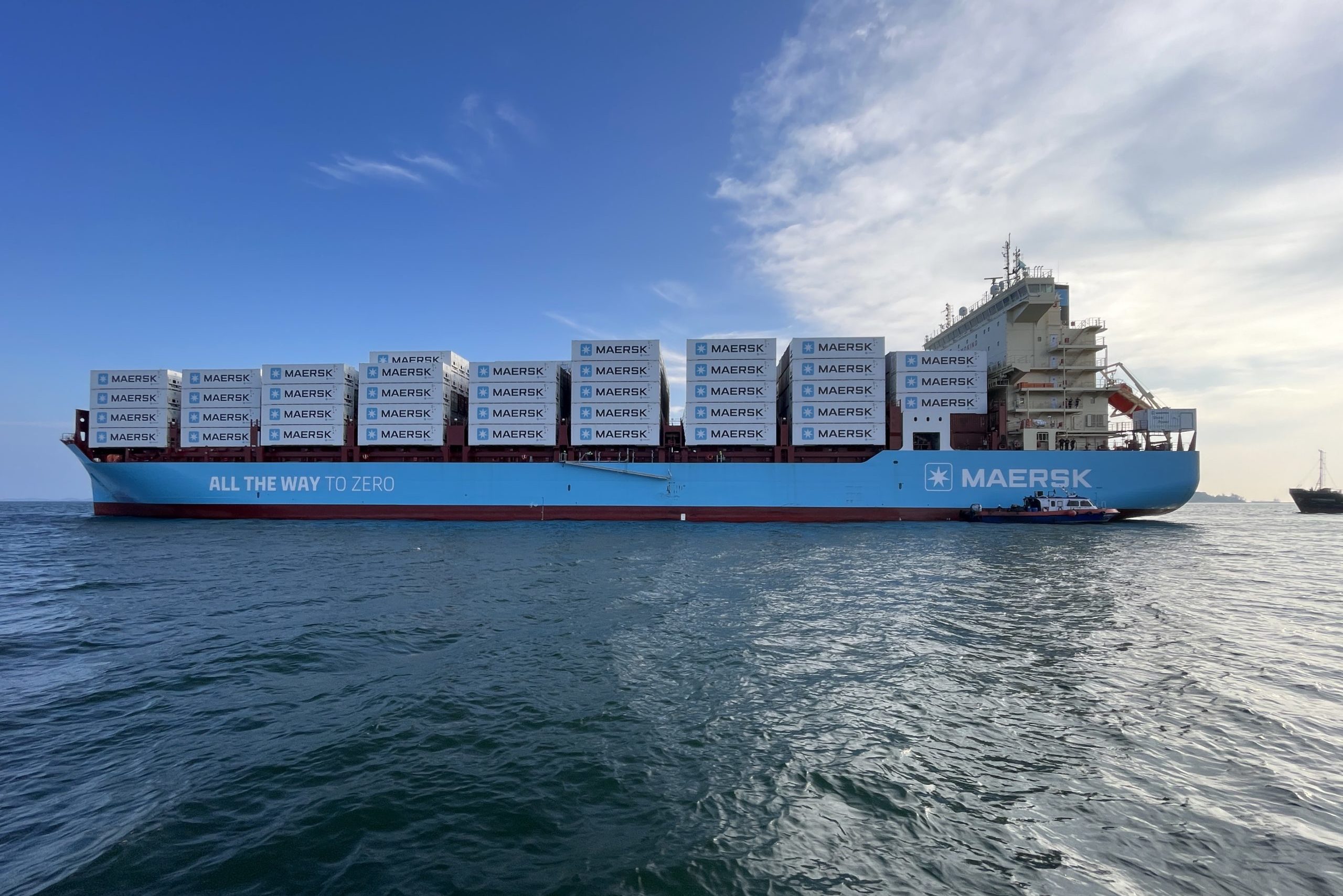 Primeiro navio porta-contêiner movido a metanol verde no mundo navega em direção ao porto de Copenhagen, na Dinamarca (Foto: Divulgação Maersk)
