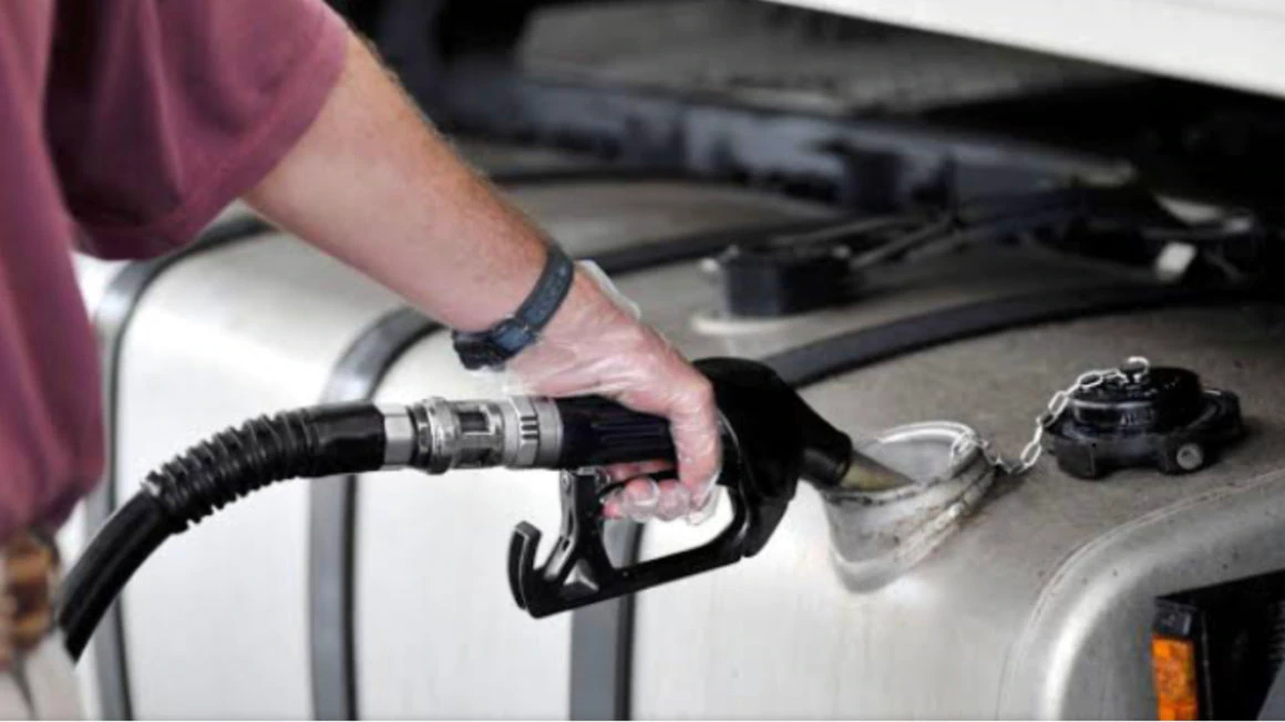 Preço do petróleo chega aos US$ 90 com as expectativas de manutenção dos cortes da Arábia Saudita. Na imagem: Frentista abastece tanque de caminhão a diesel em posto de combustíveis (Foto: Divulgação Scania)