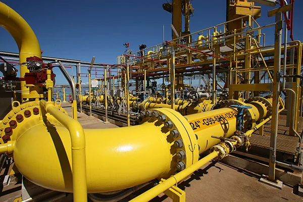 Preços do petróleo, Brent, vai deixar gás natural 7% mais caro, estima consultoria StoneX. Na imagem: Gasodutos na cor amarela em instalação do terminal de GNL da Baía de Guanabara (Foto: Agência Petrobras)