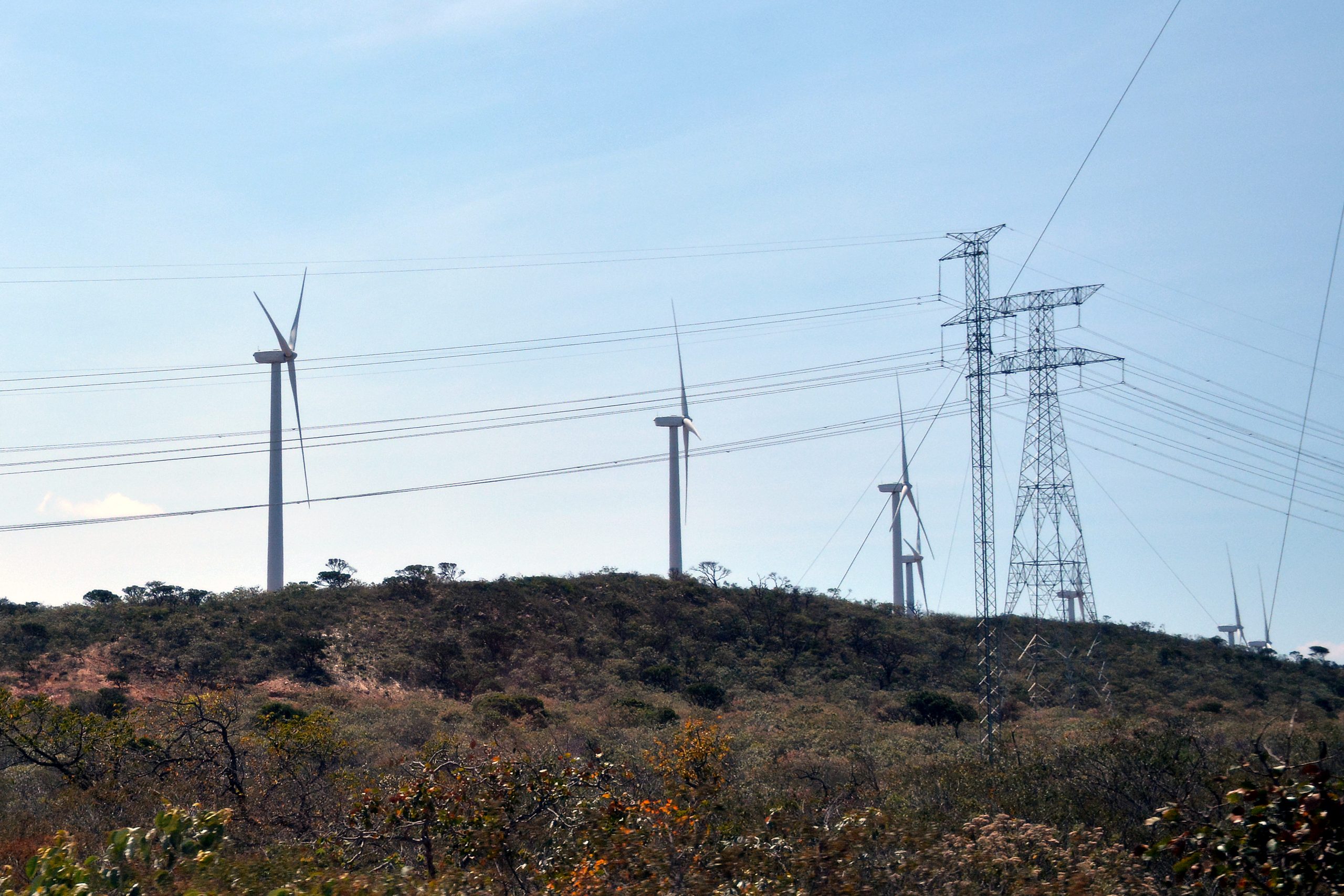 EPE indica necessidade de mais linhas de transmissão de energia elétrica. Na imagem: Linhas de transmissão escoam energia produzida por turbinas eólicas (Foto: Ulgo Oliveira/Ascom Seinfra)