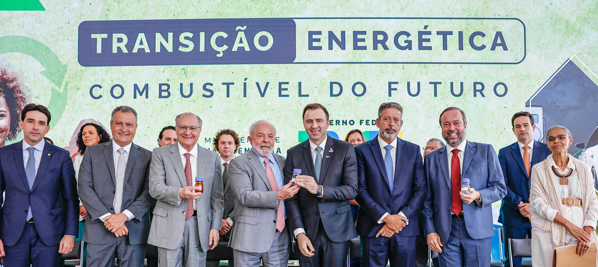 Lula e ministros de Estado durante cerimônia de assinatura do PL do programa Combustível do Futuro, para corte de emissões nos transportes (Foto: Ricardo Stuckert/PR)