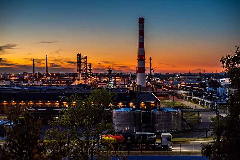  Com importação recorde de diesel, Brasil se torna um dos cinco maiores mercados de refinarias russas. Na imagem: Refinaria de petróleo em Moscou, na Rússia (Foto: Kishjar?/Wiki Commons)