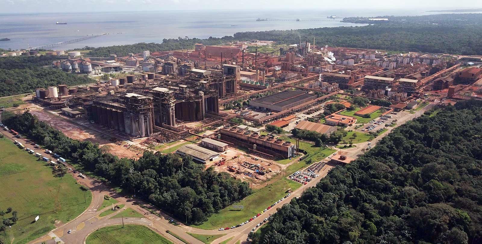 Industrialização verde no Brasil atrai o interesse do setor elétrico. Na imagem: Vista aérea da planta da refinaria de alumina da Alunorte em Barcarena (PA), onde há caldeiras elétricas em operação (Foto: Divulgação Hydro)