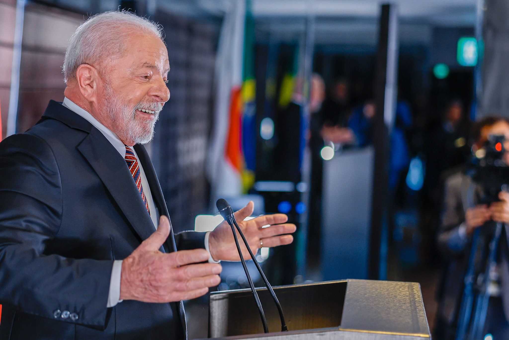 Presidente Lula (PT) autoriza debate sobre antecipação do aumento da mistura obrigatória (mandato) de biodiesel. Na imagem: Lula durante declaração à imprensa, em Hiroshima, no Japão (Foto: Ricardo Stuckert/PR)