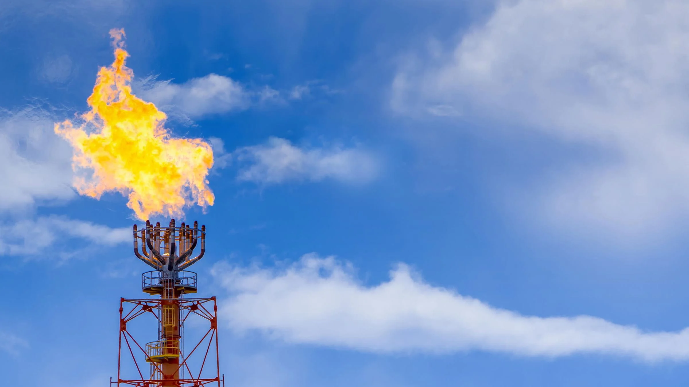 Califórnia processa petroleiras (ExxonMobil, Shell, bp, ConocoPhillips e API) por minimizarem danos causados por combustíveis fósseis. Na imagem: Refinaria com flare aberto para queima do metano (Foto: Aggreko)