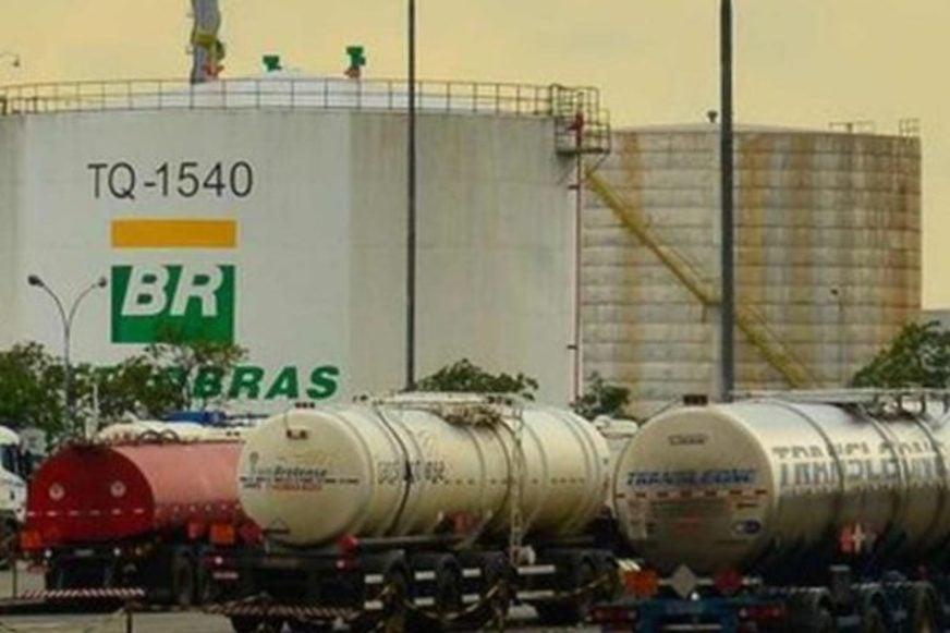 Petrobras bate recorde de Fator de Utilização Total (FUT) de refinarias. Na imagem: Refinaria da Petrobras com caminhões-tanque de abastecimento estacionados próximo à reservatórios gigantes de armazenamento de combustíveis (Foto: Divulgação)