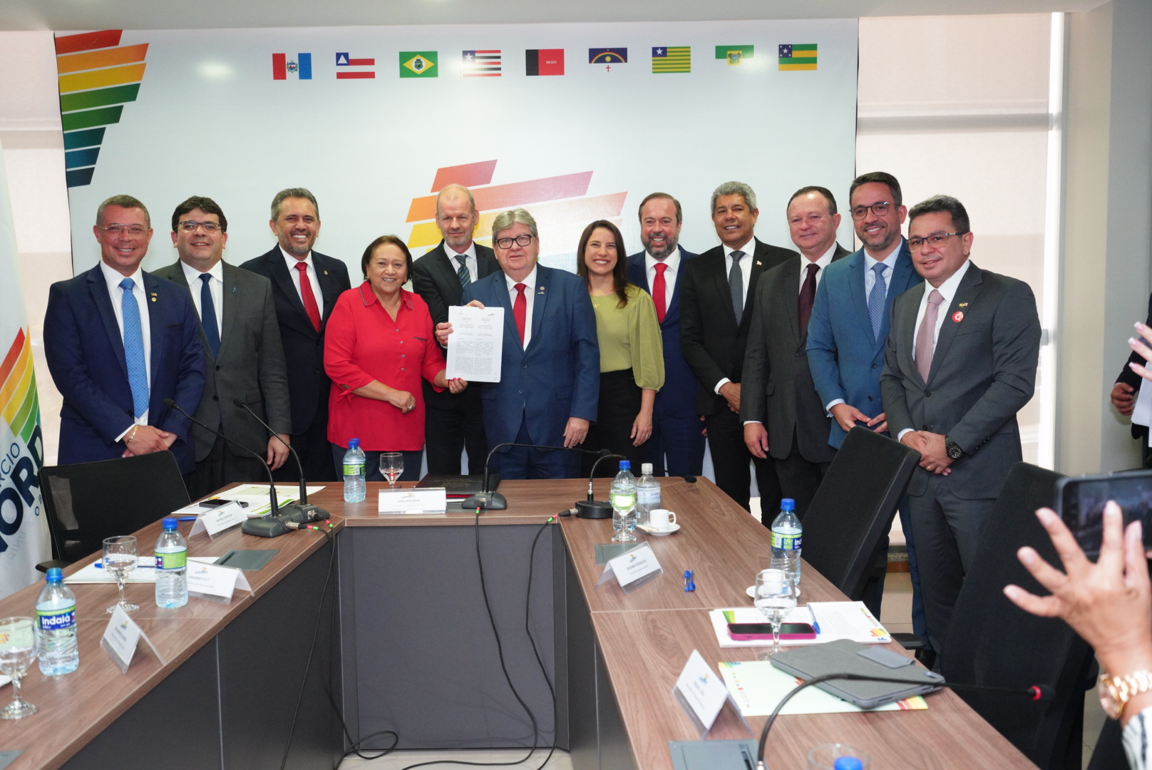 Representantes dos estados do Nordeste e do Banco Mundial firmam acordo para desenvolver cadeia do hidrogênio verde (Foto: Carlos Gibaja/Casa Civil do Ceará)