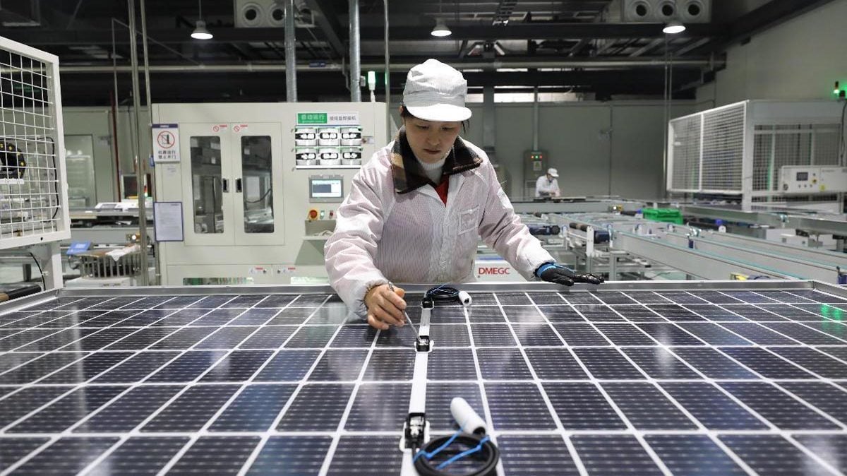 Brasil já é o segundo maior importador de painéis solares fotovoltaicos da China, atrás apenas da Europa. Na imagem: Trabalhadora asiática realiza testes durante a fabricação de painéis solares na China (Foto: Geng Huaijun/Diário do Povo Online)